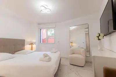 Un ou plusieurs lits dans un hébergement de l'établissement Rez-de-Jardin à Cannes Centre - Luxe & Design