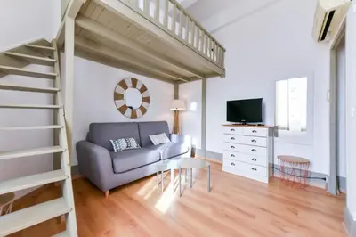 Télévision ou salle de divertissement dans l'établissement Studio élégant pour 4 personnes, à quelques pas de la Croisette