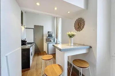 Cuisine ou kitchenette dans l'établissement Studio élégant pour 4 personnes, à quelques pas de la Croisette