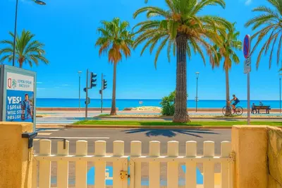 Vue générale sur la mer ou vue sur la mer prise depuis l'appartement
