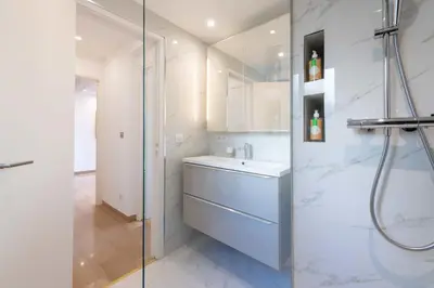 Salle de bains dans l'établissement 3-Br Crossing Apartment Palm Beach