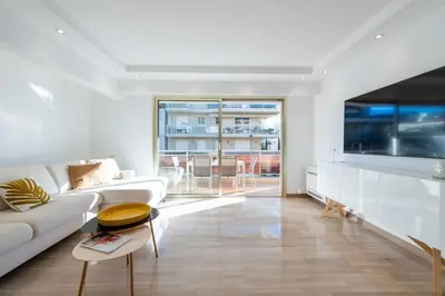 Télévision ou salle de divertissement dans l'établissement 3-Br Crossing Apartment Palm Beach
