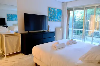 Un ou plusieurs lits dans un hébergement de l'établissement Appartement de standing - quartier Martinez - 70m2