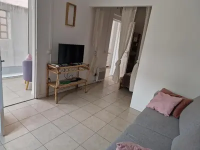 Télévision ou salle de divertissement dans l'établissement Maison du claret