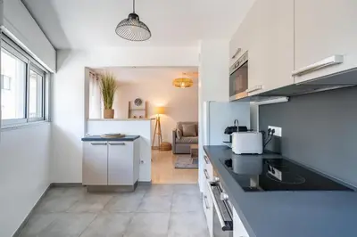 Cuisine ou kitchenette dans l'établissement 2 pièces - Centre-ville Cannes - Grand lit double