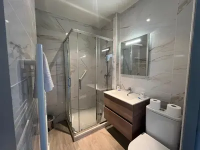 Salle de bains dans l'établissement Hôtel Windsor