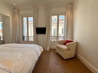 Un ou plusieurs lits dans un hébergement de l'établissement SCARLETT 4 Bedroom next to the Croisette