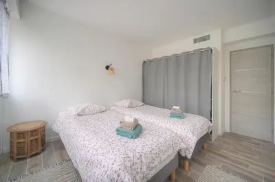 Un ou plusieurs lits dans un hébergement de l'établissement Calme 2 Chambres BALCON VUE JARDIN-CARNOT A2B266