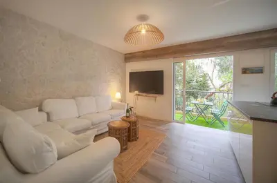 Télévision ou salle de divertissement dans l'établissement Calme 2 Chambres BALCON VUE JARDIN-CARNOT A2B266