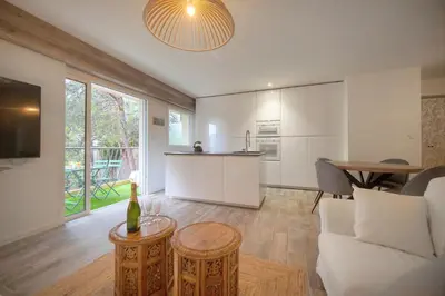 Télévision ou salle de divertissement dans l'établissement Calme 2 Chambres BALCON VUE JARDIN-CARNOT A2B266