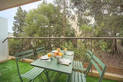 Balcon ou terrasse dans l'établissement Calme 2 Chambres BALCON VUE JARDIN-CARNOT A2B266