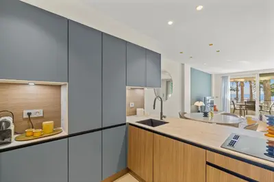 Cuisine ou kitchenette dans l'établissement REF 2032 Renovated apartment-Sea view -Ideal for conferences and vacations