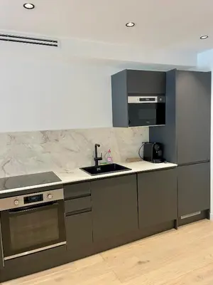 Cuisine ou kitchenette dans l'établissement T2 chic et moderne à deux pas de la Croisette