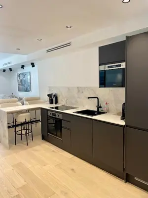 Cuisine ou kitchenette dans l'établissement T2 chic et moderne à deux pas de la Croisette