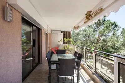 Balcon ou terrasse dans l'établissement Résidence 3p Avec Terrasse Au Palm Beach, à 2min Des Plages - 3P avec terrasse au Palm Beach, à 2min des plages MAE-1553