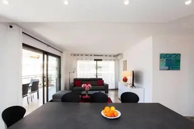 Coin salon dans l'établissement Résidence 3p Avec Terrasse Au Palm Beach, à 2min Des Plages - 3P avec terrasse au Palm Beach, à 2min des plages MAE-1553