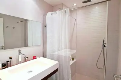 Salle de bains dans l'établissement Résidence 4p Terrasse & Vue Mer, Plage à 5 Min - 4P terrasse & vue mer, plage à 5 min MAE-1563