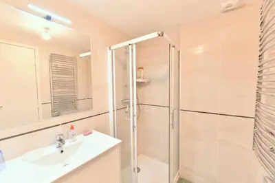 Salle de bains dans l'établissement Résidence 3p Avec Terrasse Et Piscine Au Coeur Du Palm Beach - 3P avec terrasse et piscine au coeur du Palm Beach MAE-1593