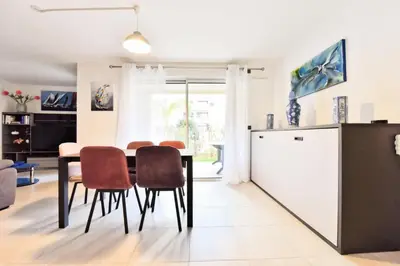 Cuisine ou kitchenette dans l'établissement Résidence 3p Avec Terrasse Et Piscine Au Coeur Du Palm Beach - 3P avec terrasse et piscine au coeur du Palm Beach MAE-1593