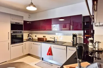 Cuisine ou kitchenette dans l'établissement Résidence 3p Avec Terrasse Et Piscine Au Coeur Du Palm Beach - 3P avec terrasse et piscine au coeur du Palm Beach MAE-1593