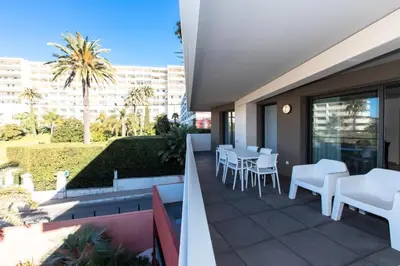 Balcon ou terrasse dans l'établissement Résidence 3p Terrasse Et Piscine à 15min à Pied Du Palais - 3P terrasse et piscine à 15min à pied du Palais MAE-1663