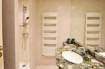 Salle de bains dans l'établissement Résidence 3p Proche Centre Ville, Piscine Et Vue Mer - 3P proche centre ville, piscine et vue mer MAE-1673