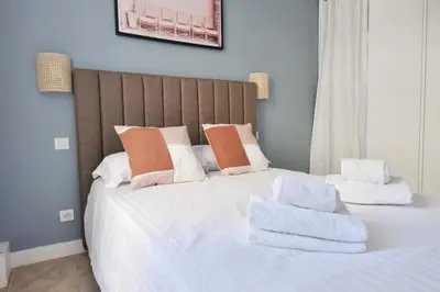 Un ou plusieurs lits dans un hébergement de l'établissement Résidence 4p Moderne En Centre-ville, 5min Palais & Plages ! - 4P moderne en centre-ville, 5min Palais & plages ! MAE-1683