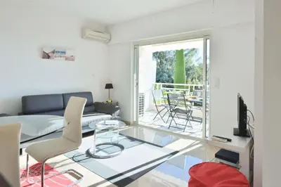 Coin salon dans l'établissement Résidence 2p Avec Terrasse, Vue Mer, Piscine Et Parking - 2P avec terrasse, vue mer, piscine et parking MAE-1723