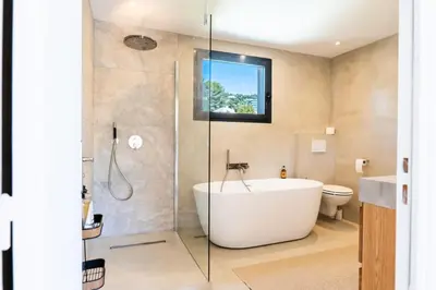 Salle de bains dans l'établissement Résidence Maison 10 Pers., Piscine, Proche Centre De Cannes - Maison 10 pers., piscine, proche centre de Cannes MAE-1773