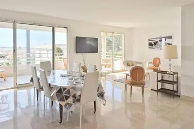 Télévision ou salle de divertissement dans l'établissement Résidence 3 Pièces En Résidence Avec Piscine Et Vue Mer - 3 Pièces en Résidence avec Piscine et Vue Mer MAE-1793