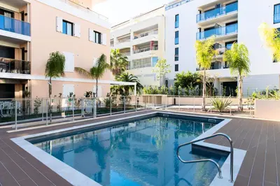 Piscine de l'établissement Résidence 3 Pièces Moderne Avec Piscine Au Palm Beach - 3 pièces moderne avec piscine au Palm Beach MAE-1803 ou située à proximité