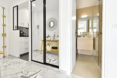 Salle de bains dans l'établissement Résidence Cannes Palm Beach, 2 Min Des Plages - Cannes Palm beach, 2 min des plages MAE-1813