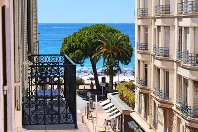 Vue générale sur la mer ou vue sur la mer prise depuis l'appartement