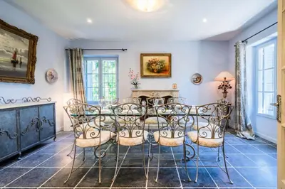 Coin salon dans l'établissement Résidence Rare ! Villa 7p Cap D’antibes, à Pied Des Plages - RARE ! Villa 7P Cap d’Antibes, à pied des plages MAE-1953