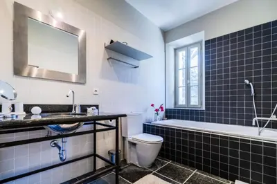 Salle de bains dans l'établissement Résidence Rare ! Villa 7p Cap D’antibes, à Pied Des Plages - RARE ! Villa 7P Cap d’Antibes, à pied des plages MAE-1953