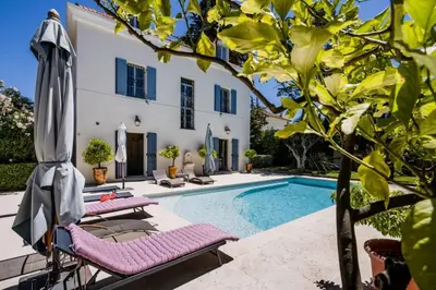 Piscine de l'établissement Résidence Rare ! Villa 7p Cap D’antibes, à Pied Des Plages - RARE ! Villa 7P Cap d’Antibes, à pied des plages MAE-1953 ou située à proximité