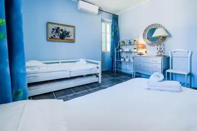 Un ou plusieurs lits dans un hébergement de l'établissement Résidence Rare ! Villa 7p Cap D’antibes, à Pied Des Plages - RARE ! Villa 7P Cap d’Antibes, à pied des plages MAE-1953
