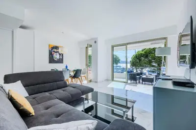 Coin salon dans l'établissement Résidence 90m2 Sur La Croisette Avec Terrasse & Vue Mer - 90m2 sur la Croisette avec terrasse & vue mer MAE-1963