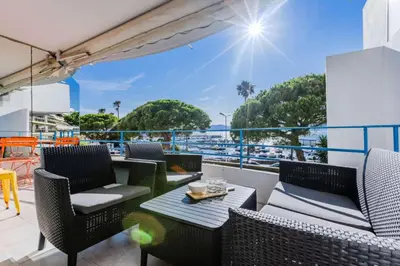 Coin salon dans l'établissement Résidence 90m2 Sur La Croisette Avec Terrasse & Vue Mer - 90m2 sur la Croisette avec terrasse & vue mer MAE-1963