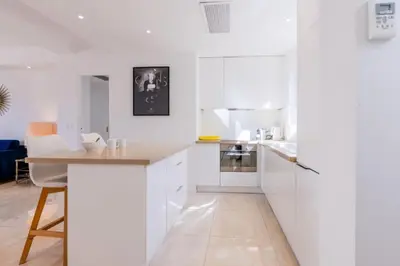 Cuisine ou kitchenette dans l'établissement Résidence 3p De Style Avec Balcon à 3 Min De La Croisette - 3P de style avec balcon à 3 min de la Croisette MAE-2013