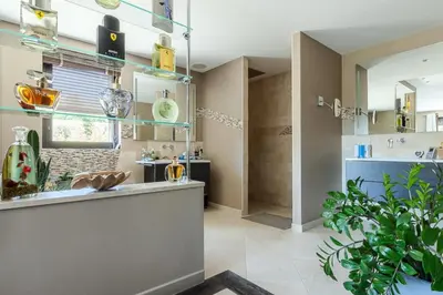 Salle de bains dans l'établissement Résidence Villa En Domaine Privé Avec Piscine Chauffée - Villa en domaine privé avec piscine chauffée MAE-2023