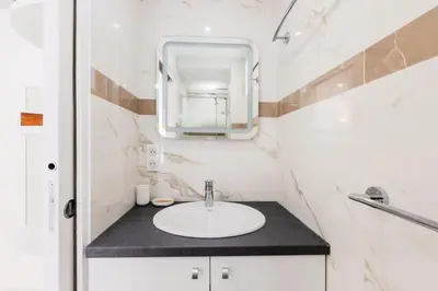 Salle de bains dans l'établissement Résidence 2p De Style Avec Terrasse, Domaine Privé Palm Beach - 2P de style avec terrasse, domaine privé Palm Beach MAE-2053