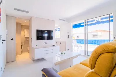 Télévision ou salle de divertissement dans l'établissement Résidence 2p Avec Terrasse Vue Mer & Parking, 2min Des Plages - 2P avec terrasse vue mer & parking, 2min des plages MAE-2063