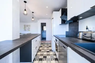 Cuisine ou kitchenette dans l'établissement Résidence 3p à 100m Des Plages, Terrasse Et Parking - 3P à 100m des plages, terrasse et parking MAE-2073