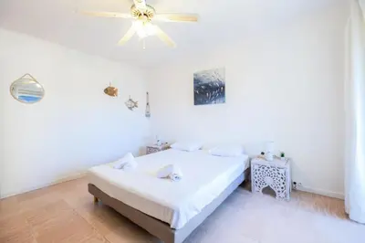 Un ou plusieurs lits dans un hébergement de l'établissement Résidence 3p à 100m Des Plages, Terrasse Et Parking - 3P à 100m des plages, terrasse et parking MAE-2073