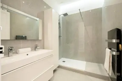 Salle de bains dans l'établissement Résidence 4p Au Cœur Du Centre Ville - 5 Min Palais & Plages - 4P au cœur du centre ville - 5 min Palais & Plages MAE-2093