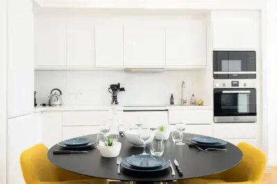 Cuisine ou kitchenette dans l'établissement Résidence 4p Au Cœur Du Centre Ville - 5 Min Palais & Plages - 4P au cœur du centre ville - 5 min Palais & Plages MAE-2093