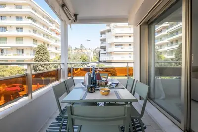 Balcon ou terrasse dans l'établissement Résidence 3p De Style à Deux Pas De La Croisette & Commerces - 3P de style à deux pas de la Croisette & commerces MAE-2103