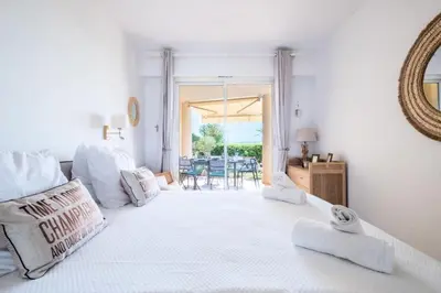 Un ou plusieurs lits dans un hébergement de l'établissement Résidence Rare ! Superbe 3 Pièces Avec Jardin Face à La Mer - RARE ! Superbe 3 pièces avec jardin face à la mer MAE-2143
