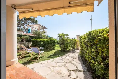 Jardin de l'établissement Résidence Rare ! Superbe 3 Pièces Avec Jardin Face à La Mer - RARE ! Superbe 3 pièces avec jardin face à la mer MAE-2143